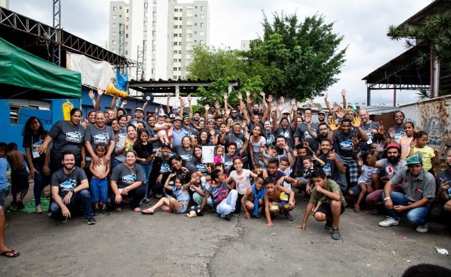 Group shot of Cataki at a PimpMyCarroças program.